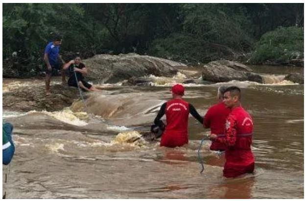 Mulheres são arrastadas por correnteza e ficam ilhadas no rio Canindé, em Canindé no Ceará