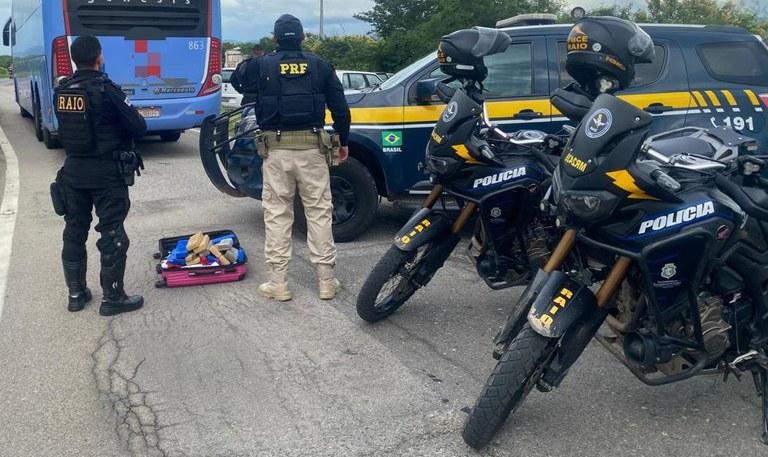 PMCE e PRF prendem mulher e apreendem 17 kg de drogas em ônibus em Jaguaribe