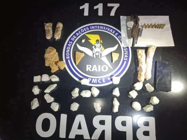 Policiais militares apreendem arma e drogas escondidas em chiqueiro no interior do Ceará
