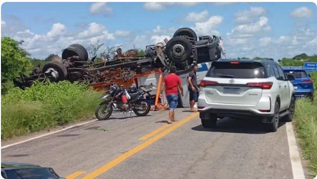 Acidente com dois carros e um caminhão deixa quatro feridos e um morto em Morada Nova no Ceará