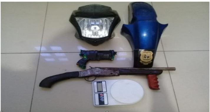 Homem é preso em flagrante em posse de arma de fogo e moto roubada em Senador Pompeu no Ceará