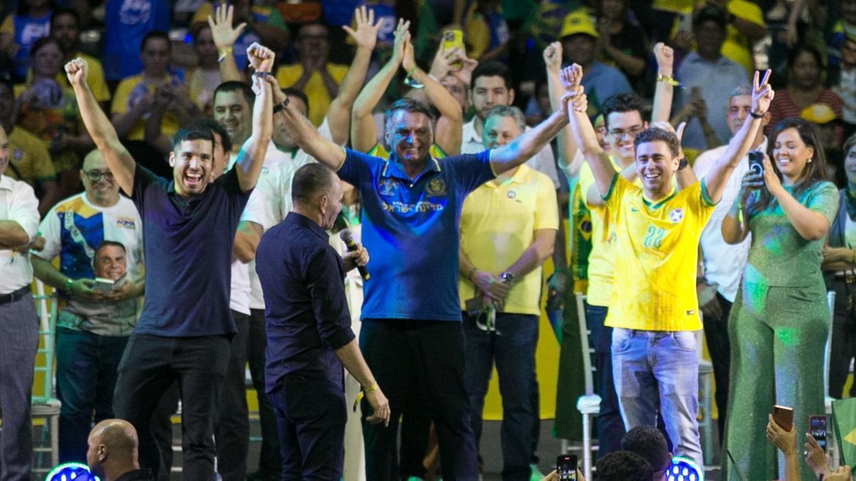 Justiça Eleitoral determina que André Fernandes retire vídeos em evento ao lado de Bolsonaro