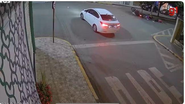 Motorista avança sinalização e derruba família que voltava do hospital em motocicleta em Tianguá no Ceará; mulher teve ferimento grave
