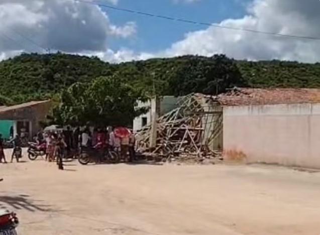 Motorista bate em pilar e derruba telhado sobre criança em Icó no Ceará