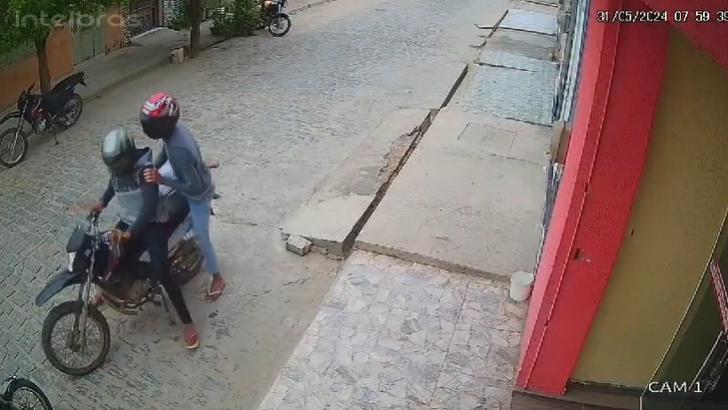 Assaltantes invadem loja de armamentos e roubam oito armas de fogo em Icó