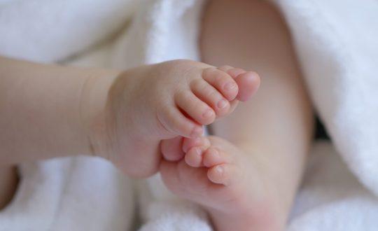 Bebê de 5 meses morre engasgado com leite em creche particular de Itaitinga, no Ceará