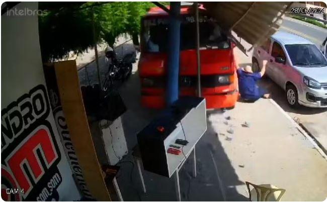 Caminhão desgovernado bate em poste e arremessa motorista que estava pendurado na porta em Quixeramobim, no Ceará