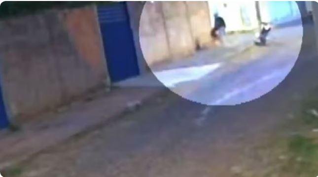 Homem é flagrado agredindo a namorada em rua em Juazeiro do Norte no Ceará
