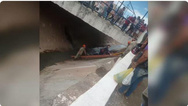 Homem é resgatado por bombeiros após cair em canal no Crato, no Ceará