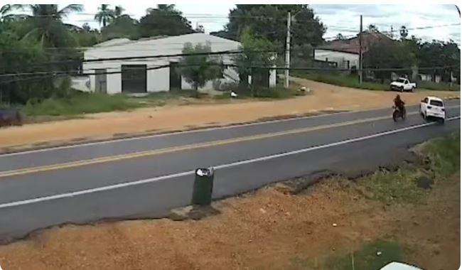 Policial fica em estado grave após bater moto em carro em Limoeiro do Norte no interior do Ceará