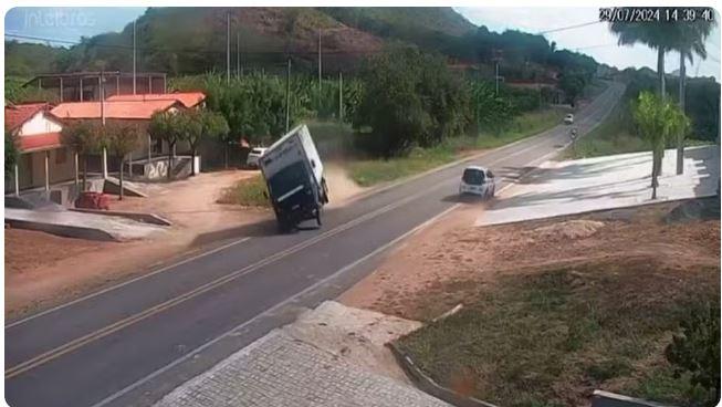 Motorista perde controle e tomba caminhão em rodovia CE-375 em Jucás no interior do Ceará