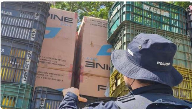 100 mil carteiras de cigarro contrabandeadas são apreendidas escondidas em caminhão com frutas em Chorozinho no Ceará