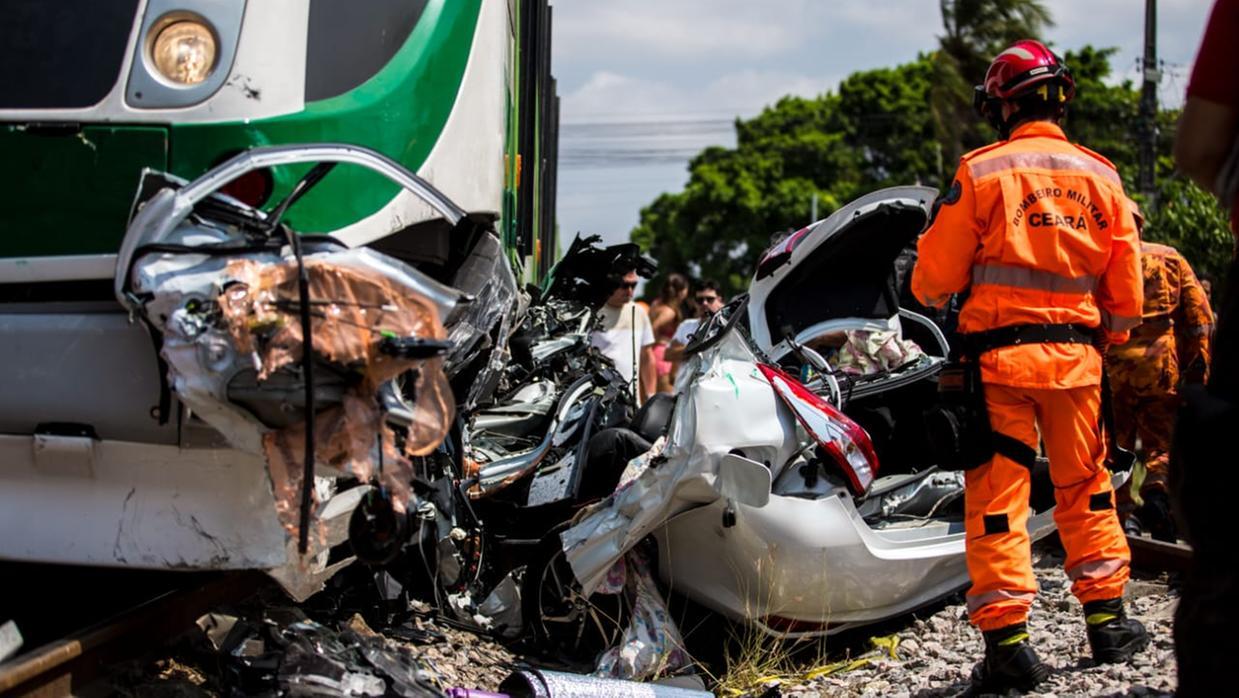 Colisão entre carro e VLT deixa criança e duas mulheres mortas em Fortaleza
