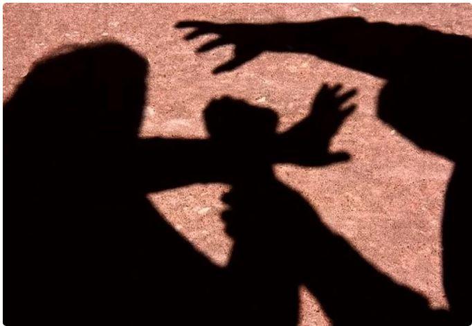 Homem agride a companheira no meio da rua em Várzea Alegre no interior do Ceará; polícia investiga