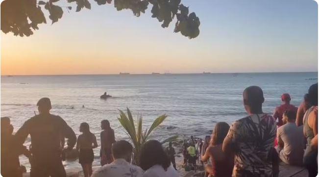 Jovem desaparece no mar de Fortaleza após nadar sem colete, e instrutor de caiaque é preso