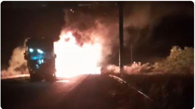 Sequência de acidentes com 5 veículos causa incêndio e deixa mortos na BR-116, na cidade de Russas,  no Ceará