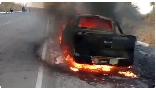 Bateria portátil  de celular explode e destrói caminhonete em incêndio, em  Canindé, no Ceará