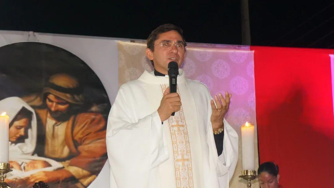 Padre Ademar Alves Sai Ileso Após Colisão de Carro com Animal na Estrada em Cedro