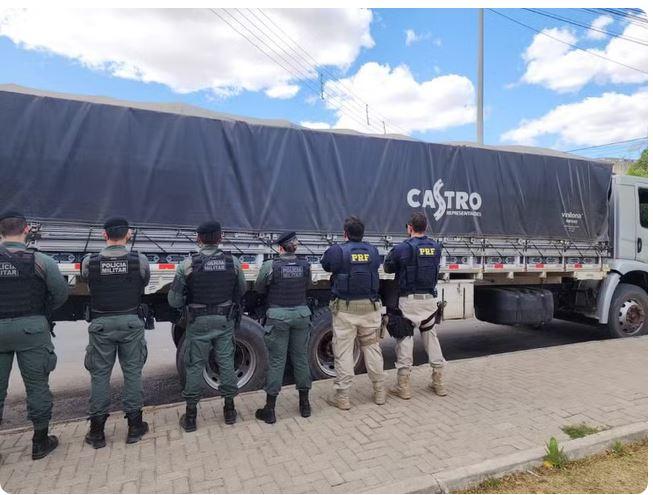 Polícia apreende mais de 250 mil maços de cigarros ilegais de origem paraguaia e árabe entre os municípios de Acopiara e Iguatu