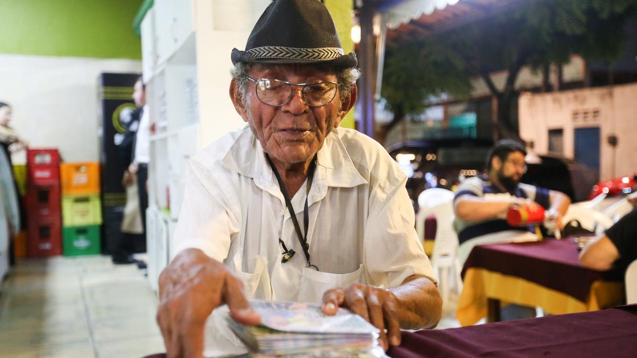 Cantor cearense Babau do Pandeiro, da música 'Bota a Cabra Pra Berrar', morre aos 79 anos em Fortaleza