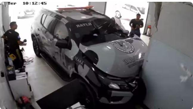 Funcionário de oficina colide viatura da PM duas vezes seguidas em Fortaleza