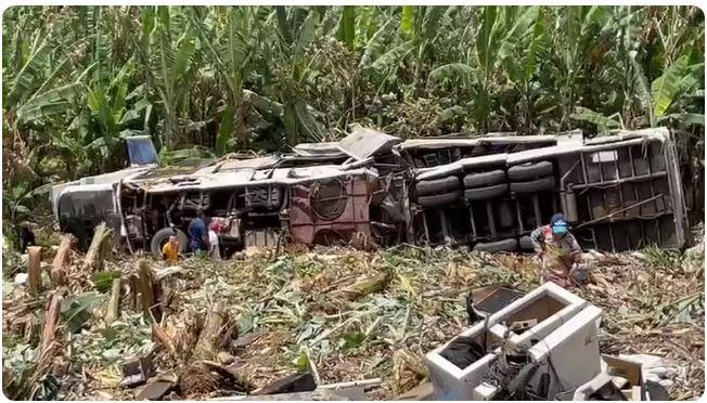 Trio elétrico capota e deixa três pessoas mortas e seis feridas em rodovia da Mata Norte de Pernambuco