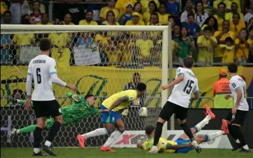 Brasil só empata com Uruguai, é vaiado e termina o ano em 5º lugar nas Eliminatórias