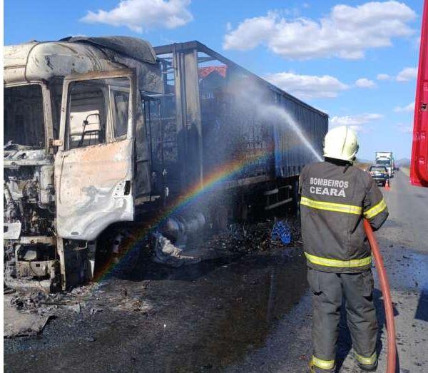 Corpo de Bombeiros controla incêndio em caminhão com carga de cerveja na BR-222 no município de Irauçuba