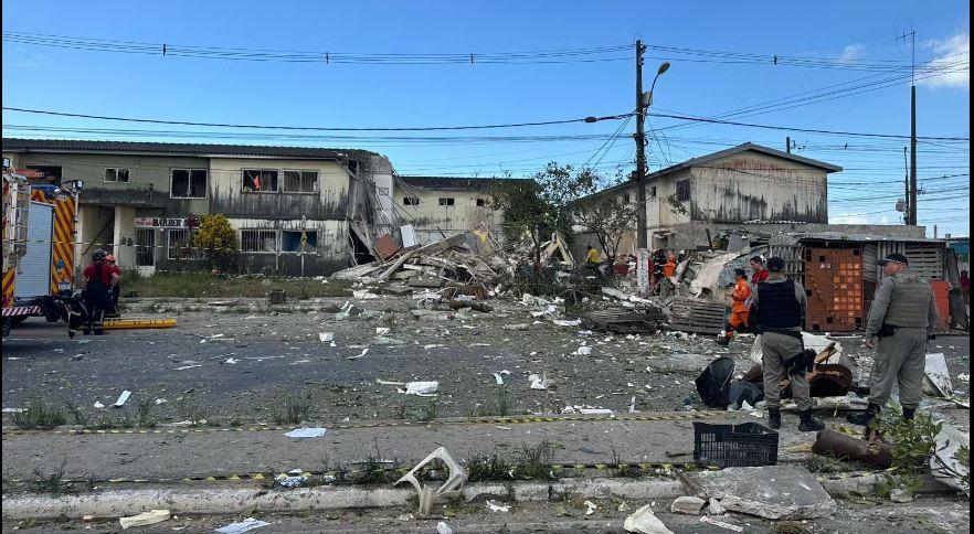 Prédio desaba após explosão e deixa três mortos em Maceió