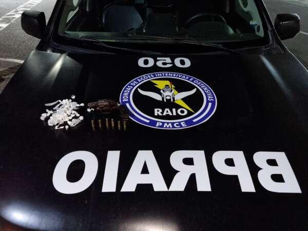 Trio suspeito de tráfico de drogas e porte ilegal de arma de fogo é preso em Mombaça