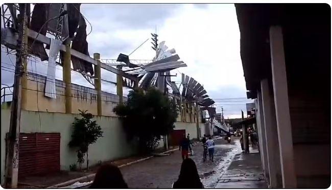 Chuva alaga ruas, derruba árvores e destrói parte dos tetos de escola e estádio em Brejo Santo, no Ceará