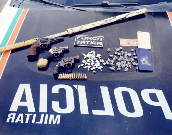 Dupla é presa em Tauá com três revólveres, munições, drogas e uma espada katana