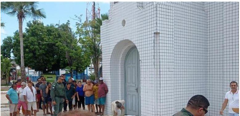 Homem é assassinado a tiros em porta de igreja onde filha estava sendo batizada, no Ceará