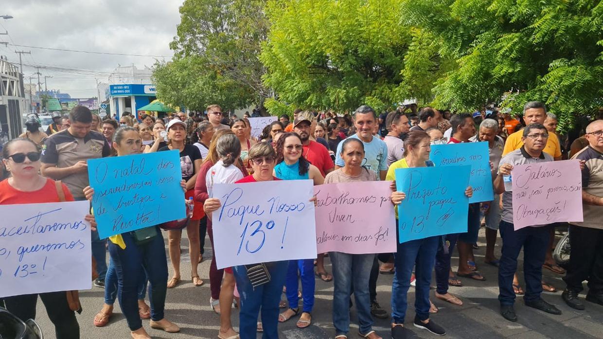 Servidores públicos de Iguatu entram em greve geral após atraso do 13º salário e vão às ruas em protesto