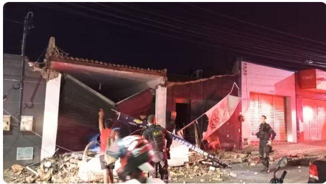 Teto de bar desaba e vítimas ficam presas no local, em Juazeiro do Norte no Ceará