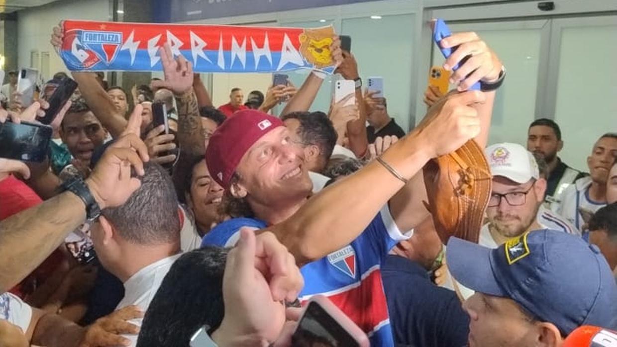 David Luiz desembarca com recepção calorosa da torcida do Fortaleza