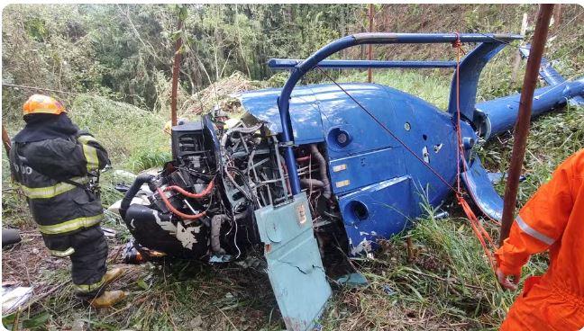 Helicóptero cai na Grande SP e duas pessoas morrem; uma adolescente e o piloto são resgatados com vida