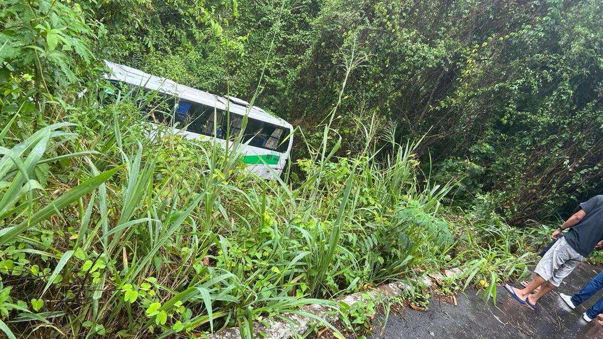 Micro-ônibus tomba e cai em ribanceira em Pacoti, no Interior do Ceará