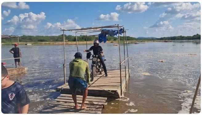 Moradores improvisam balsas para atravessar trecho de rio que encheu após chuvas em Iguatu, no Ceará