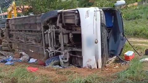 Ônibus que saiu de Tianguá no Ceará com destino a São Paulo tomba e deixa 7 mortos; 19 ficaram feridos