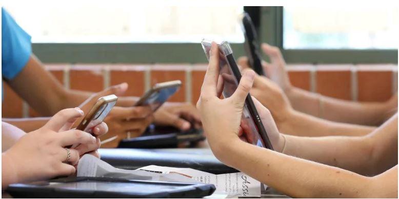 Presidente Lula sanciona lei que que proíbe o uso de celulares e outros aparelhos eletrônicos portáteis em escolas públicas e particulares