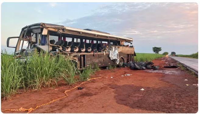 Acidente entre caminhão e ônibus com universitários deixa 12 mortos em rodovia no interior de SP