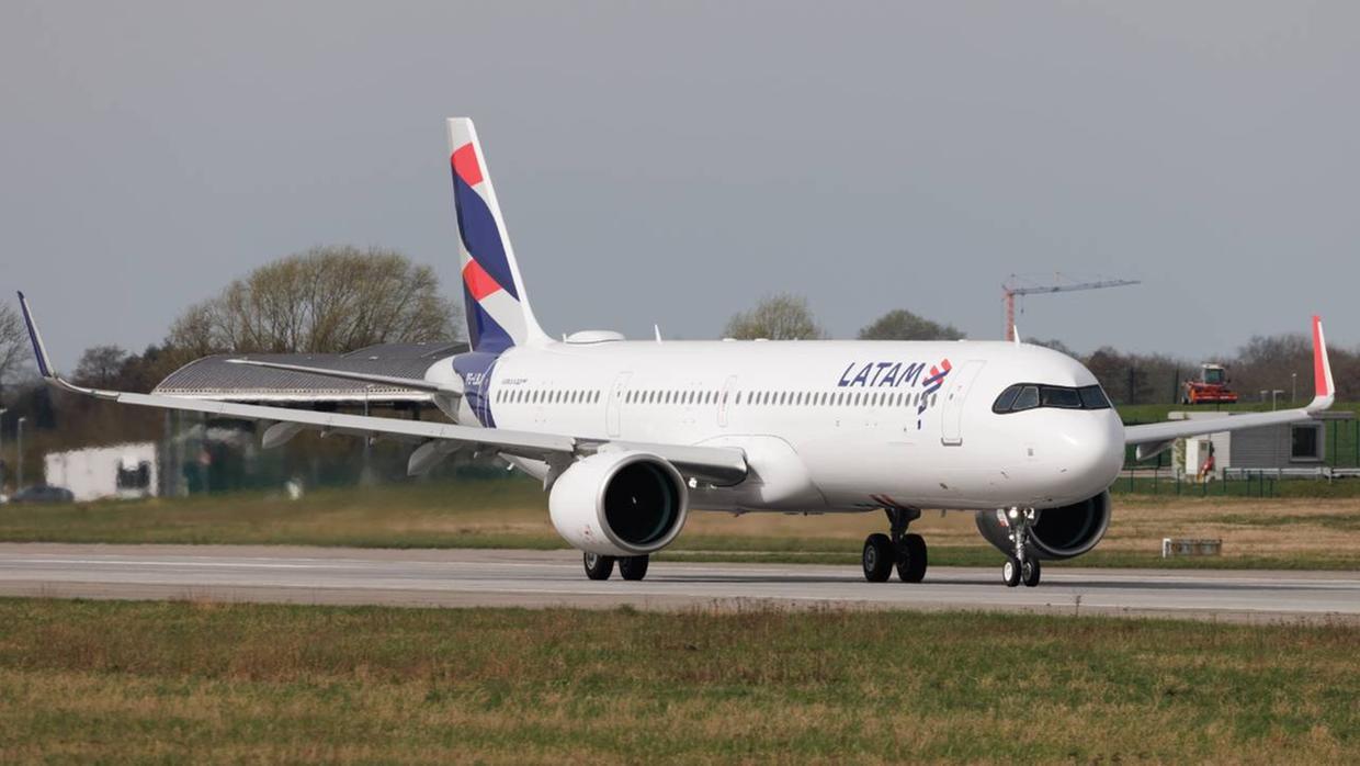 Avião da Latam retorna a Fortaleza após colisão com pássaro na decolagem