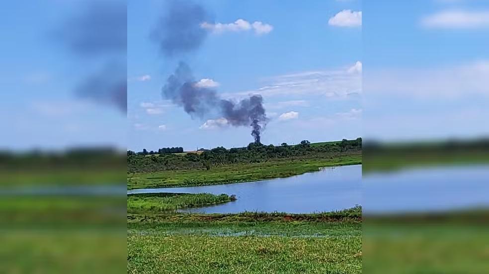 Avião de pequeno porte cai no interior de SP e deixa duas pessoas mortas