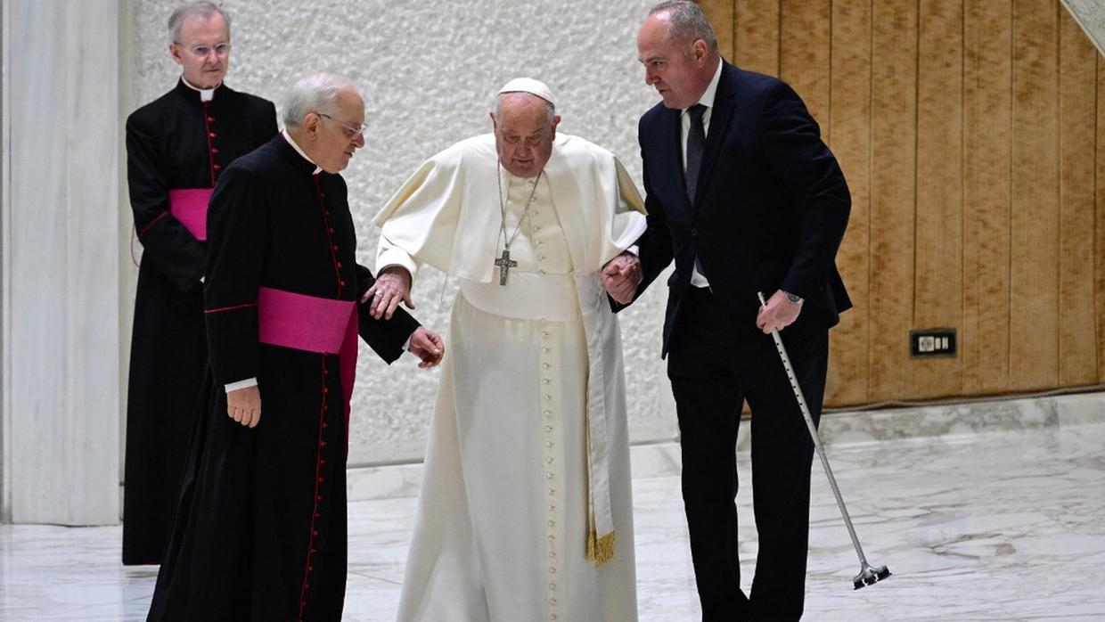 Cabo de bengala quebra e Papa Francisco tropeça ao caminhar para a audiência do Jubileu