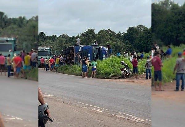 Caminhão carregado de gado tomba na BR-153 em Colinas do Tocantins e deixa animais mortos