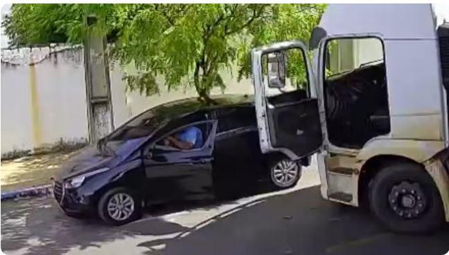 Caminhoneiro destrói vidro de carro e retira veículo de vaga regular para dar passagem a caminhão em Barbalha no Ceará