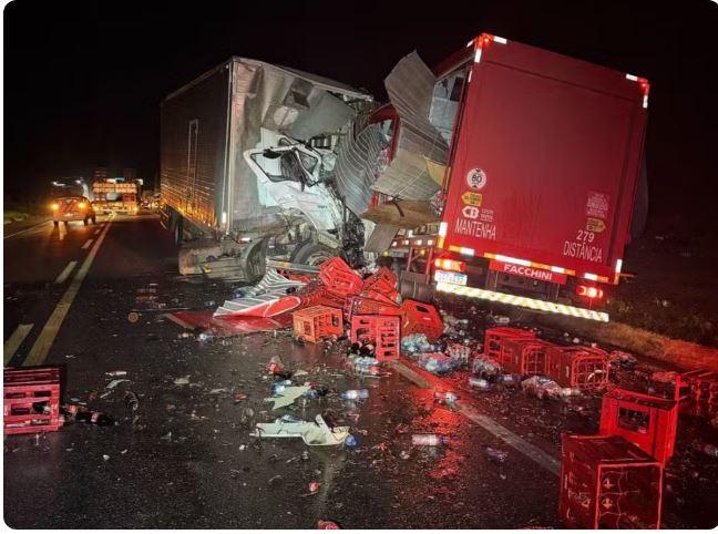Colisão frontal entre caminhões na BR-116 em Pacajus deixa os dois motoristas mortos
