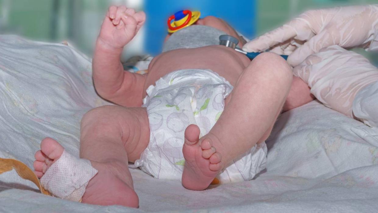 Enfermeiro é demitido por justa causa após deixar chupeta presa com esparadrapo na boca de bebê