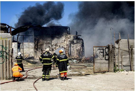 Incêndio destrói fábrica de colchões no Eusébio